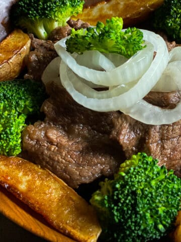 Beef and broccoli with potatoes and onions