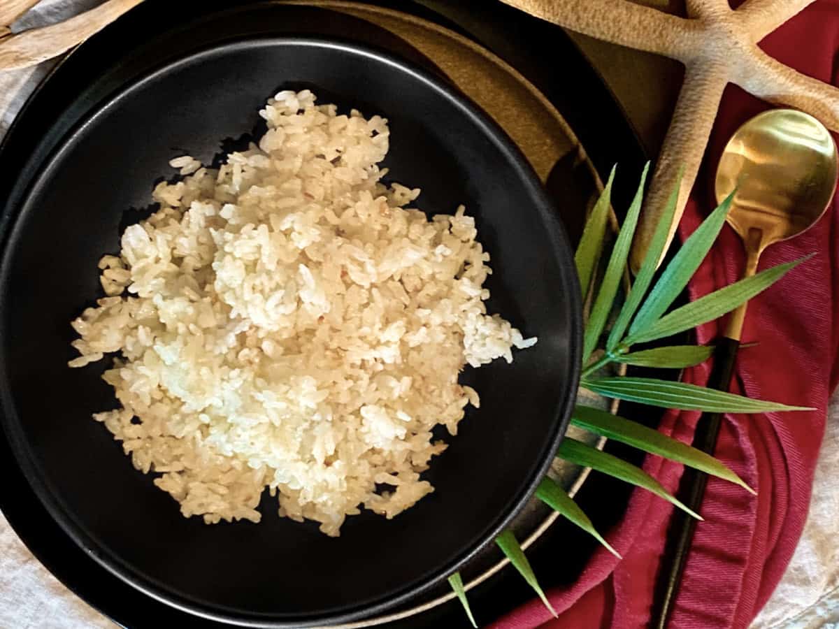 Garlic fried rice in a black bowl.